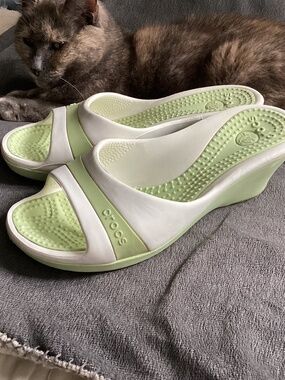 CROCS SASSARI WEDGE SLIP-ON SANDALS IN LIGHT GREEN & WHITE SIZE 9